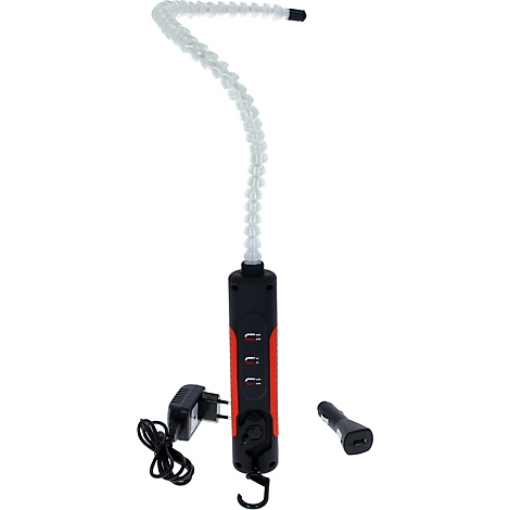 Flexibele LED-werklamp. Zwarte handgreep met rode zijkant, flexibele lichtnek. Oplader en sigarettenaanstekeradapter.